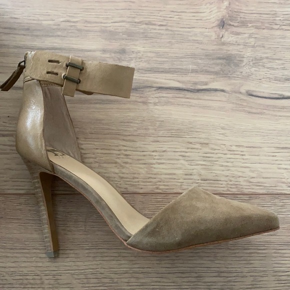 Heels - Picture 1 of 2